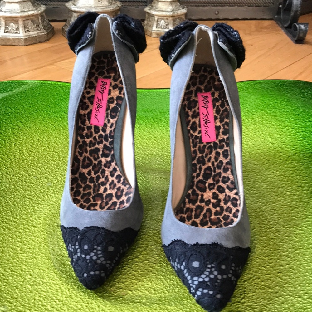 Betsy Johnson suede gray pumps